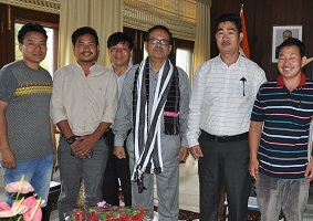 The Governor of Arunachal Pradesh Shri JP Rajkhowa with members of United Organisation of Arunachal Pradesh (UOAP) at Raj Bhawan, Itanagar on 22nd July 2015